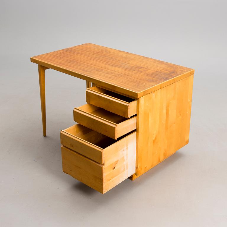 ILMARI TAPIOVAARA, skrivbord och stol, "Domus" Keravan Puuteollisuus 1900-talets mitt.