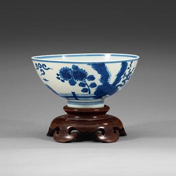 468. A blue and white bowl, late Qing dynasty with Jiajings six character mark.