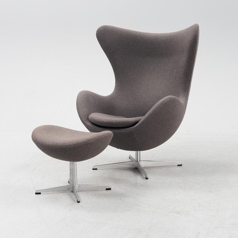 Arne Jacobsen, fåtölj med fotpall, "Ägget", Fritz Hansen daterad 2015.