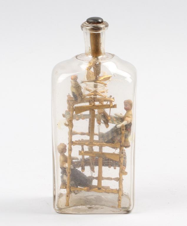 FLASKA MED FIGURINER, glas.