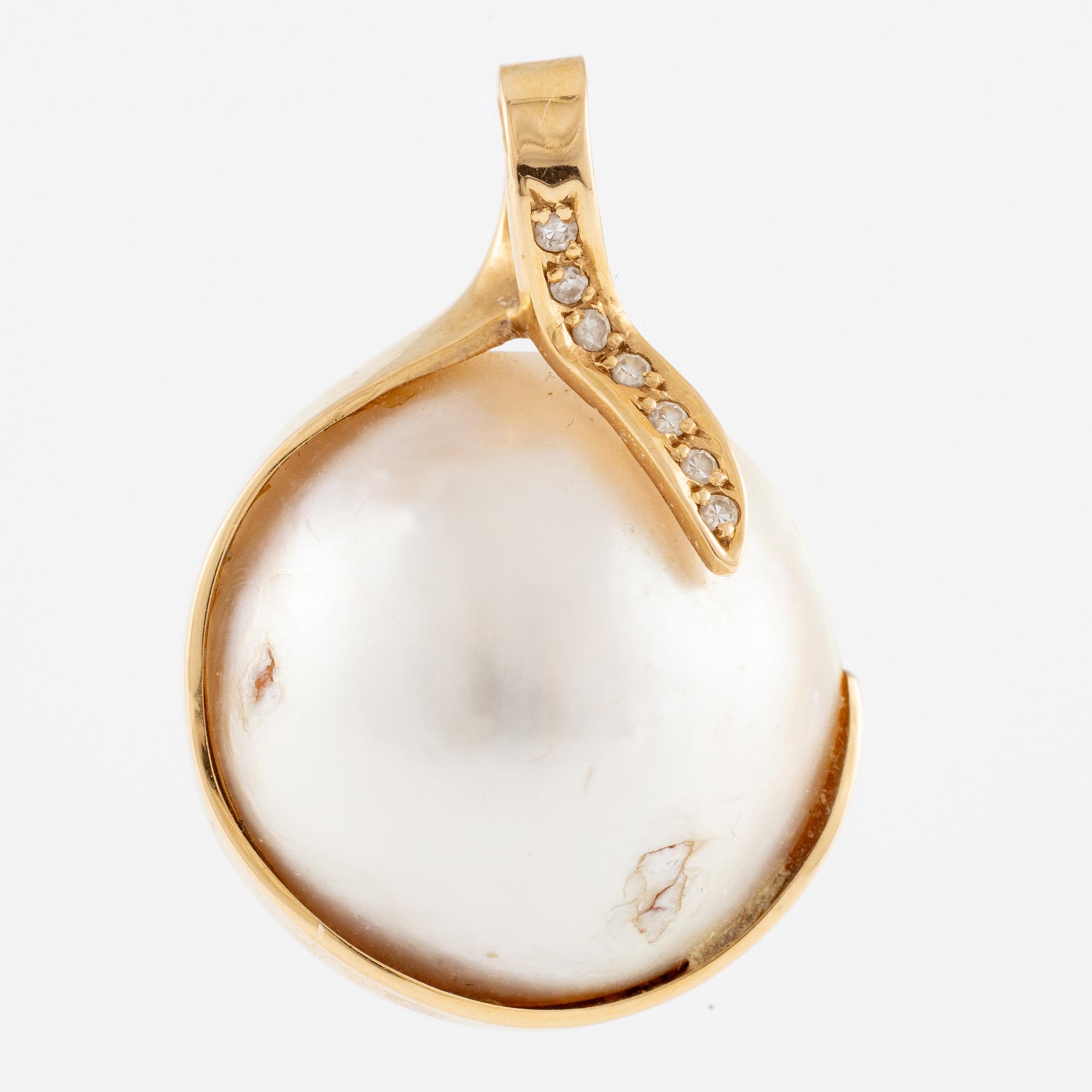 Pendant, 18K gold with a mabé pearl and octagon-cut diamonds.