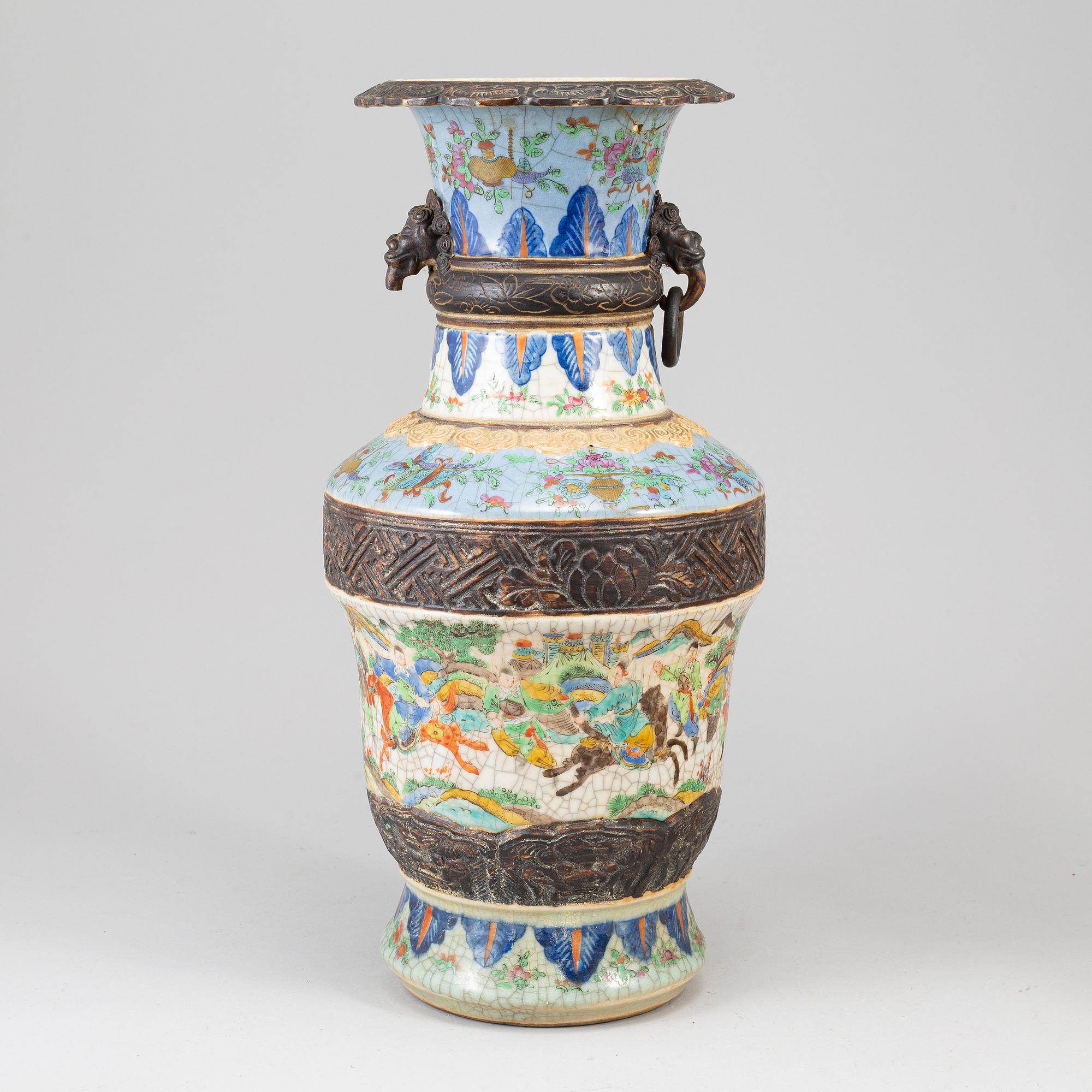 A Chinese ge glazed vase, early 20th century.