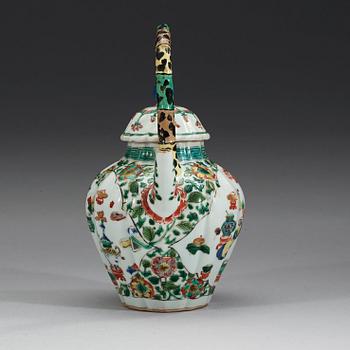 A famille verte tea pot, Qing dynastin, Kangxi (1662-1722).