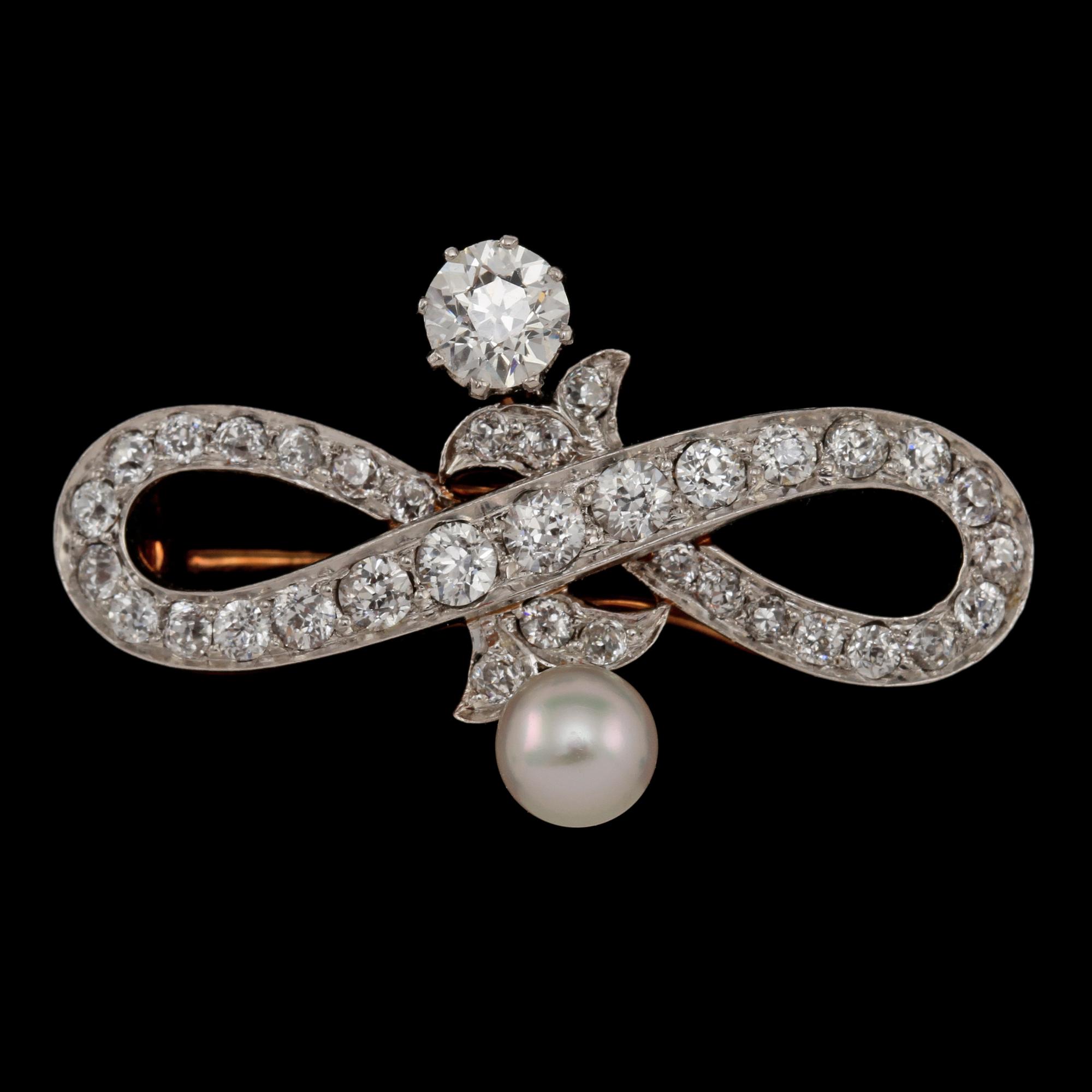 BROSCH, delvis 14k guld och vitguld med 25 gammalslipade diamanter och en odlad pärla, 1900-talets mitt. Vikt 7 g.