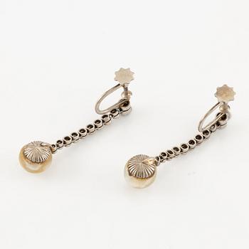 A pair of earrings with brilliant-cut diamonds and bouton pearls.