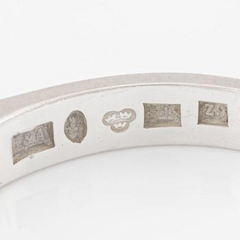 Ring, halvallians, 18K vitguld med briljantslipade diamanter totalt 0.75 ct enligt gravyr.