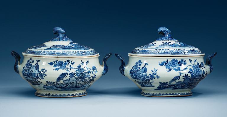 TERRINER, med LOCK, ett par, kompaniporslin. Qing dynastin, Qianlong (1736-95).