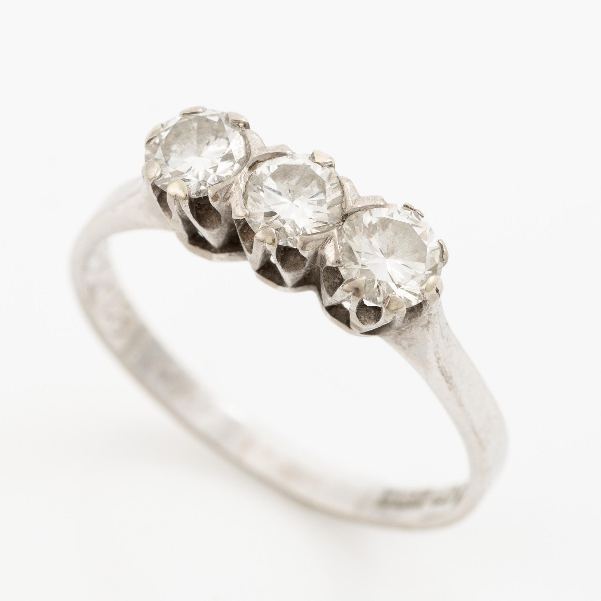 Ring, 18K white gold with three brilliant-cut diamonds totalling 0.92 ct.