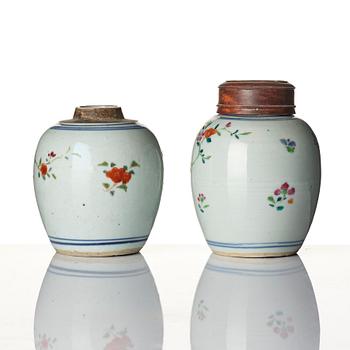 Tedosa två stycken, porslin. Qingdynastin, 1700-tal.