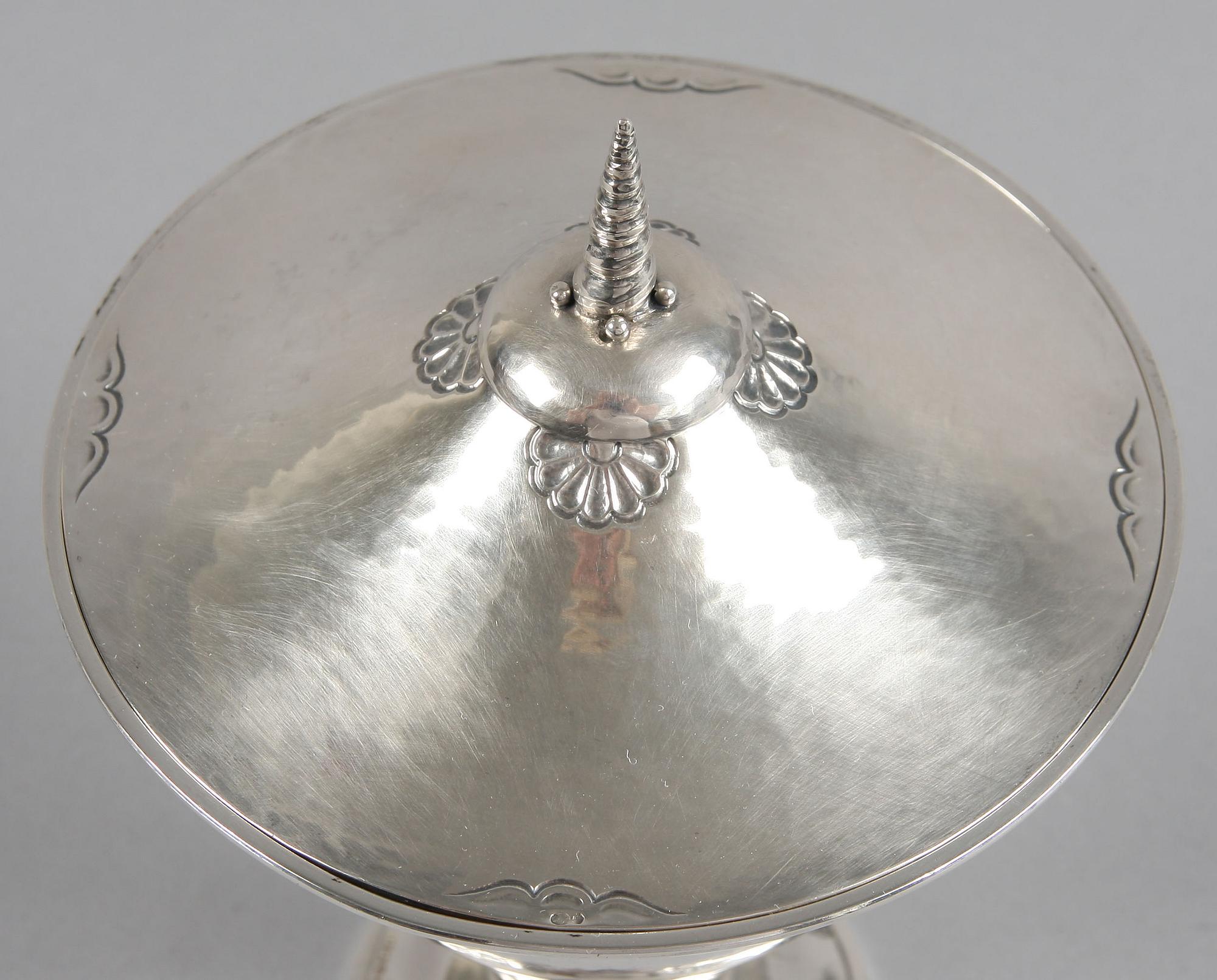 POKAL med LOCK, silver, importstämplar Emil Möller, Malmö 1920, samt danska kontrollstämplar. Vikt c:a 300 g.