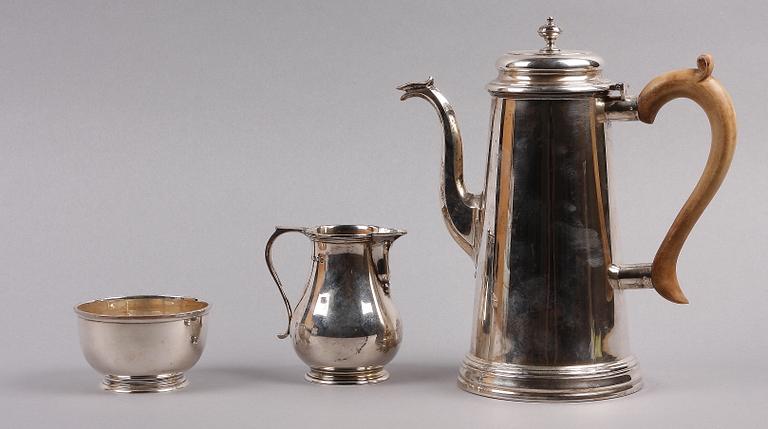 KAFFESERVIS, 3 delar, silver, Edward Barnard & Sons, London, 1965-67. Tot ca 930 g.