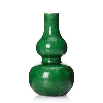 An apple green ge-glazed double gourd vase, Qing dynasty, 19th century.