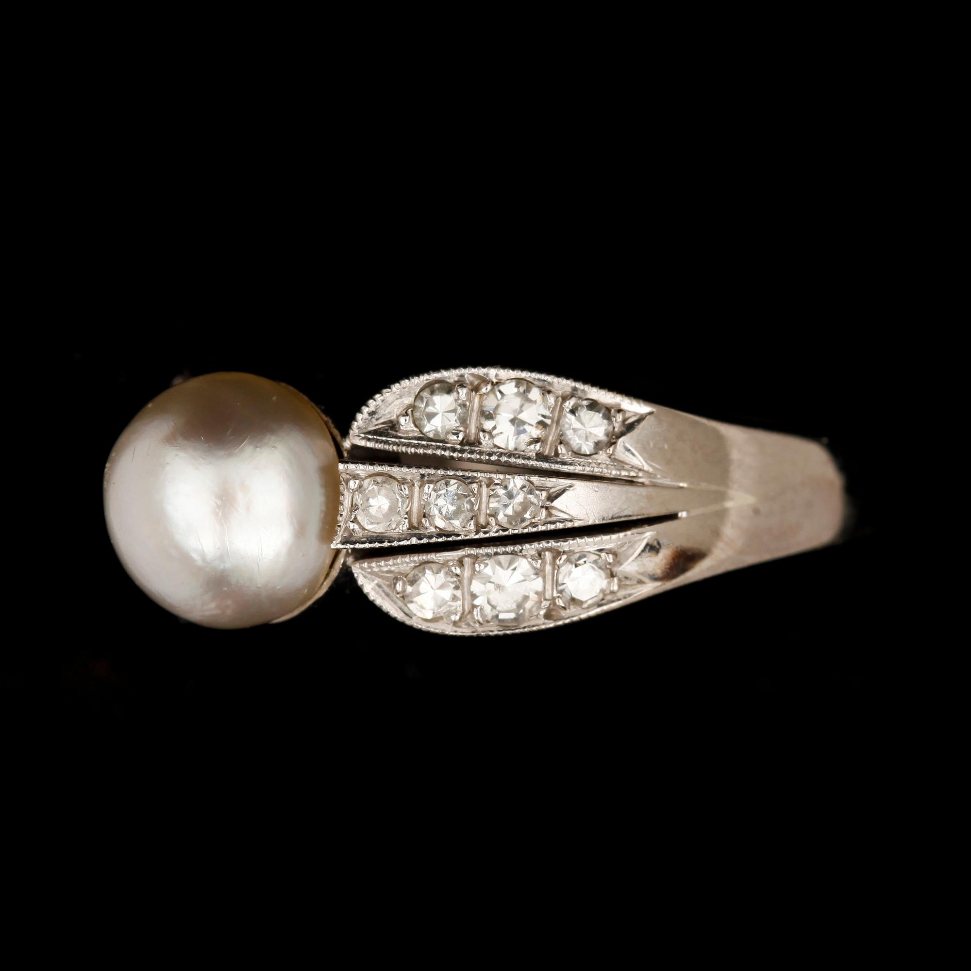 RING, 18k vitguld, med odlad pärla samt diamanter. Stockholm, 1959. Vikt 4,3 g.