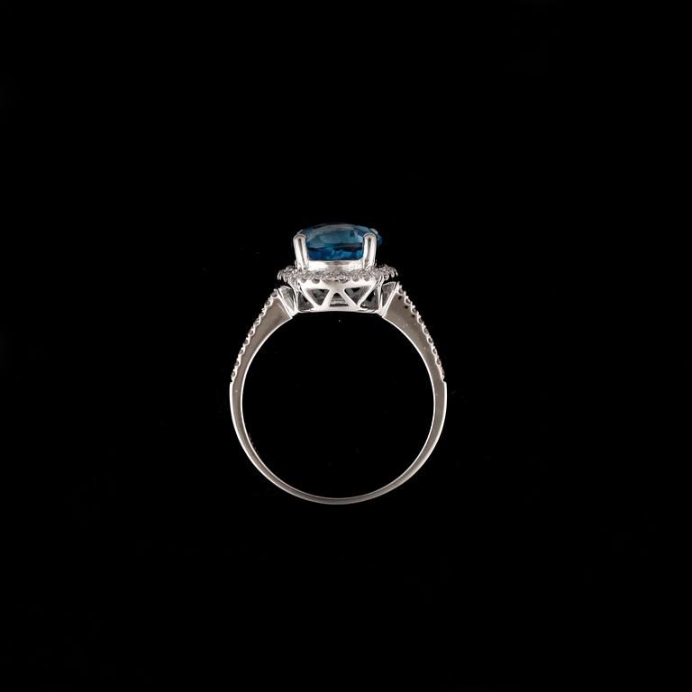 RING, 14k vitguld med blå topas ca2,7ct och diamanter tot ca0,23ct. Vikt 3g.