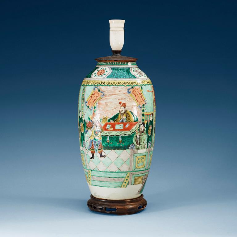 VAS/LAMPFOT, porslin. Qing dynastin, 1800-tal.