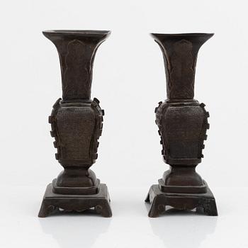 A pair of bronse vases, Qing dynasty, China.