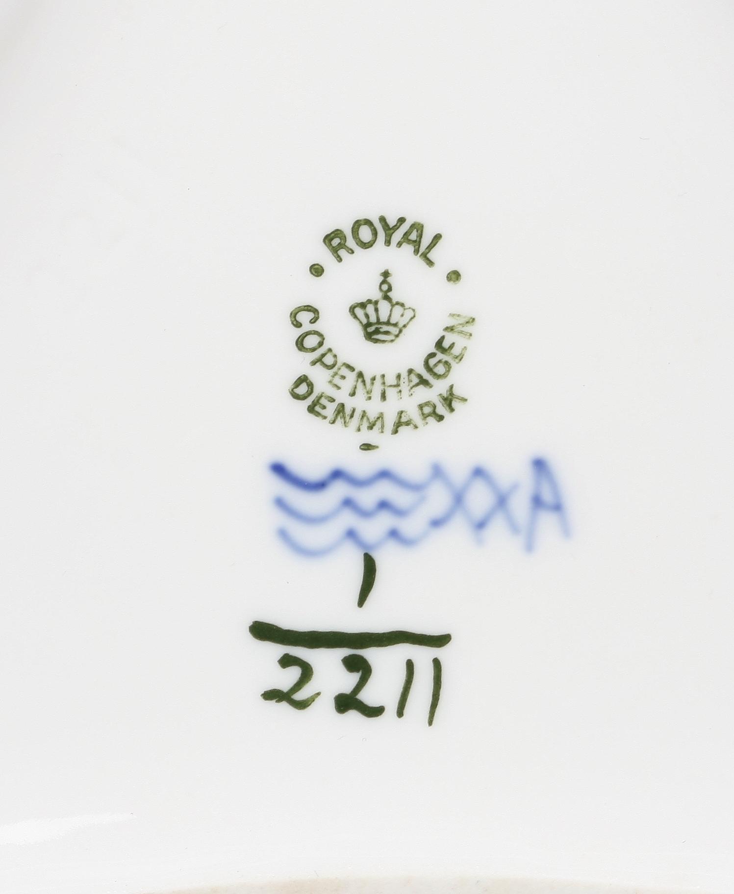 SERVISDELAR, 24 st. Porslin. Kunglig Dansk. "Musselmalet".