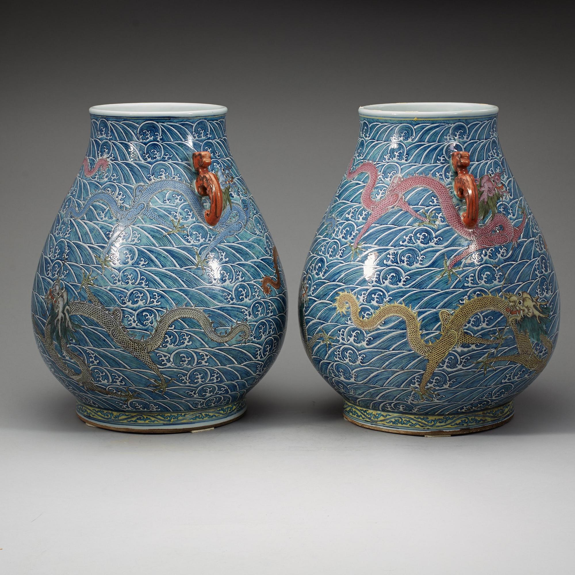 PRAKTURNOR, ett par, porslin. Troligen sen Qingdynasti med Yongzhengs märke.