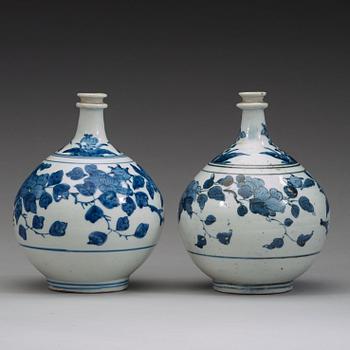 Two blue and white Japanese vases/bottles, Genroku, circa 1700.