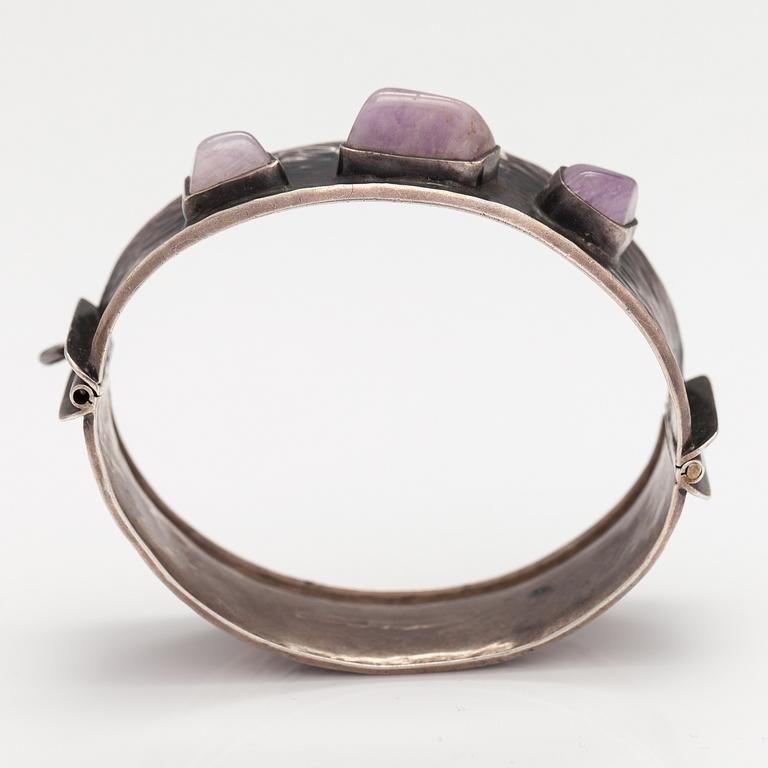 Armband, silver, ametister. Vilho Tavilehto, Tammerfors 1962.