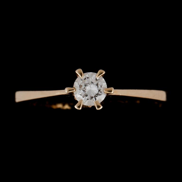 RING, 18k guld med briljantslipad diamant ca 0,22 ct. Vikt ca 2,4 gram.