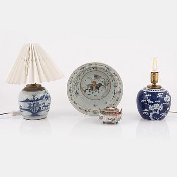 Four pieces of chinese and japanese porcelain, 19th/20th century.