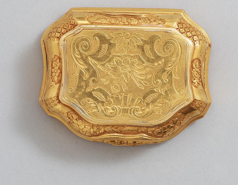 A pseudo French mid 18th century gold snuff-box.