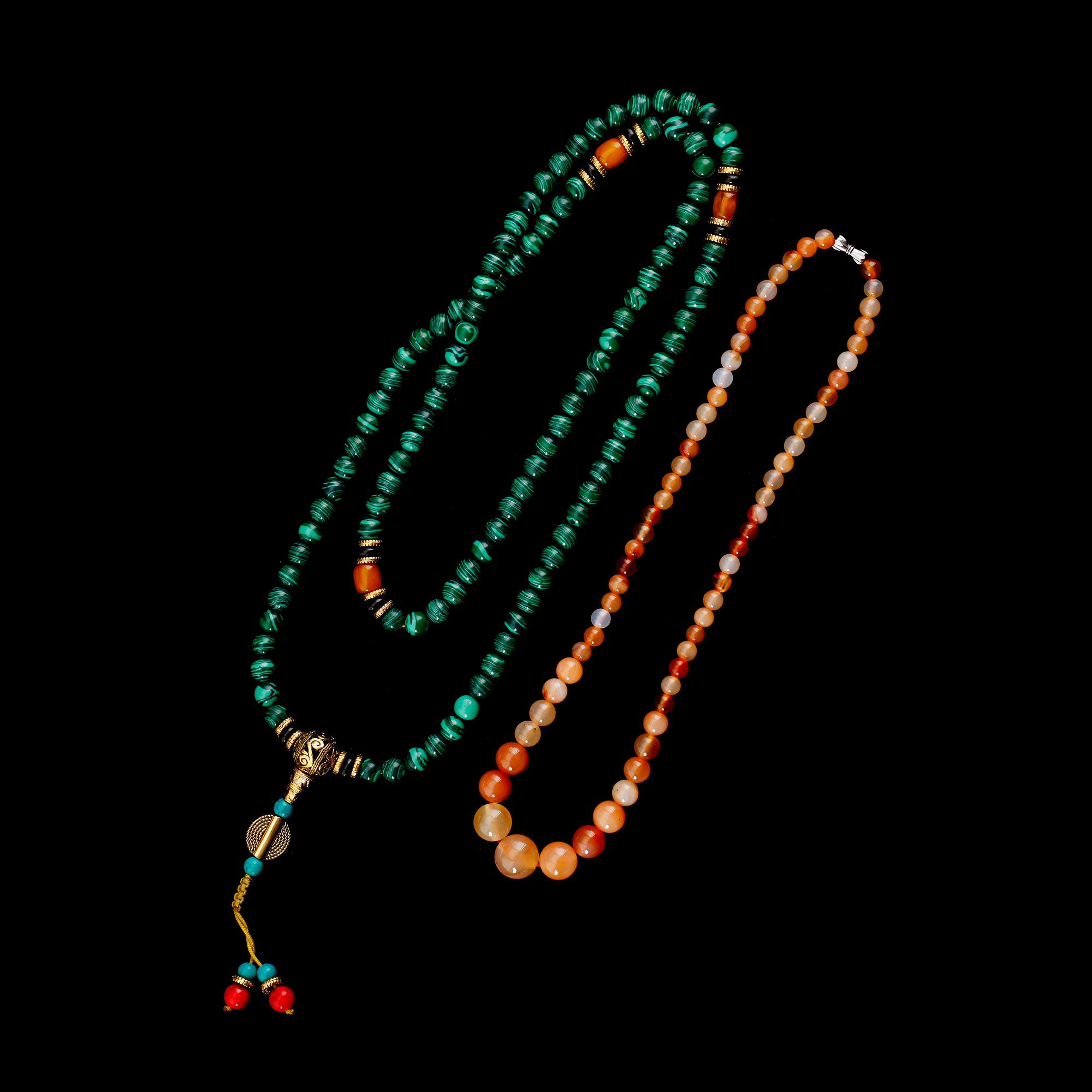 HALSBAND, 2 st, malakit och sten, Kina, 1900-/2000-tal.