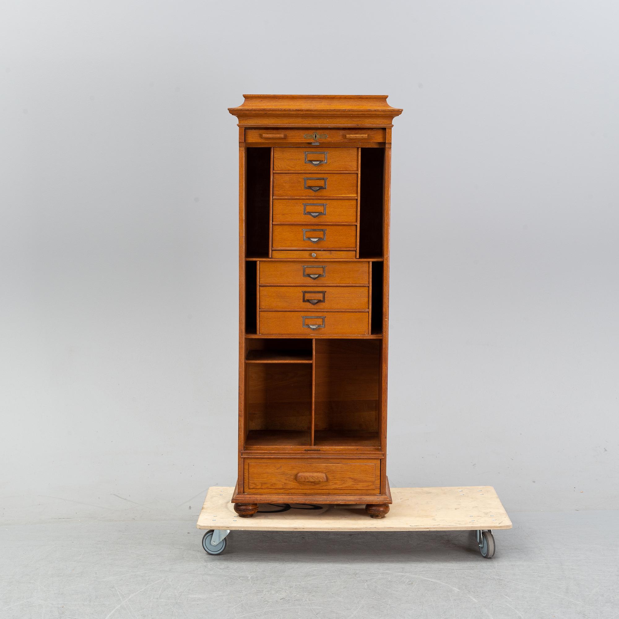 Arkivskåp med jalusi, 1900-talets första hälft.