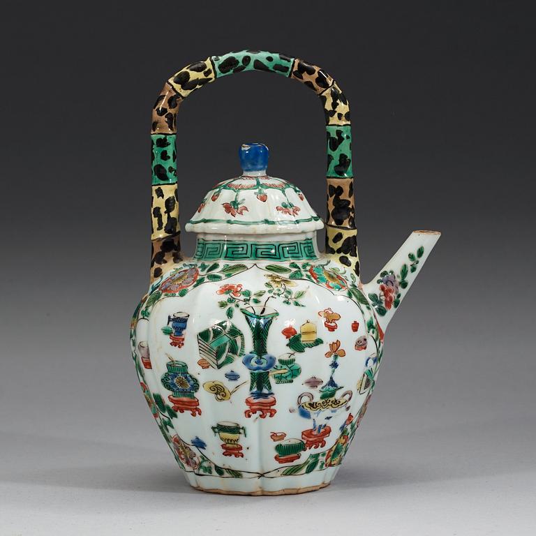 A famille verte tea pot, Qing dynastin, Kangxi (1662-1722).