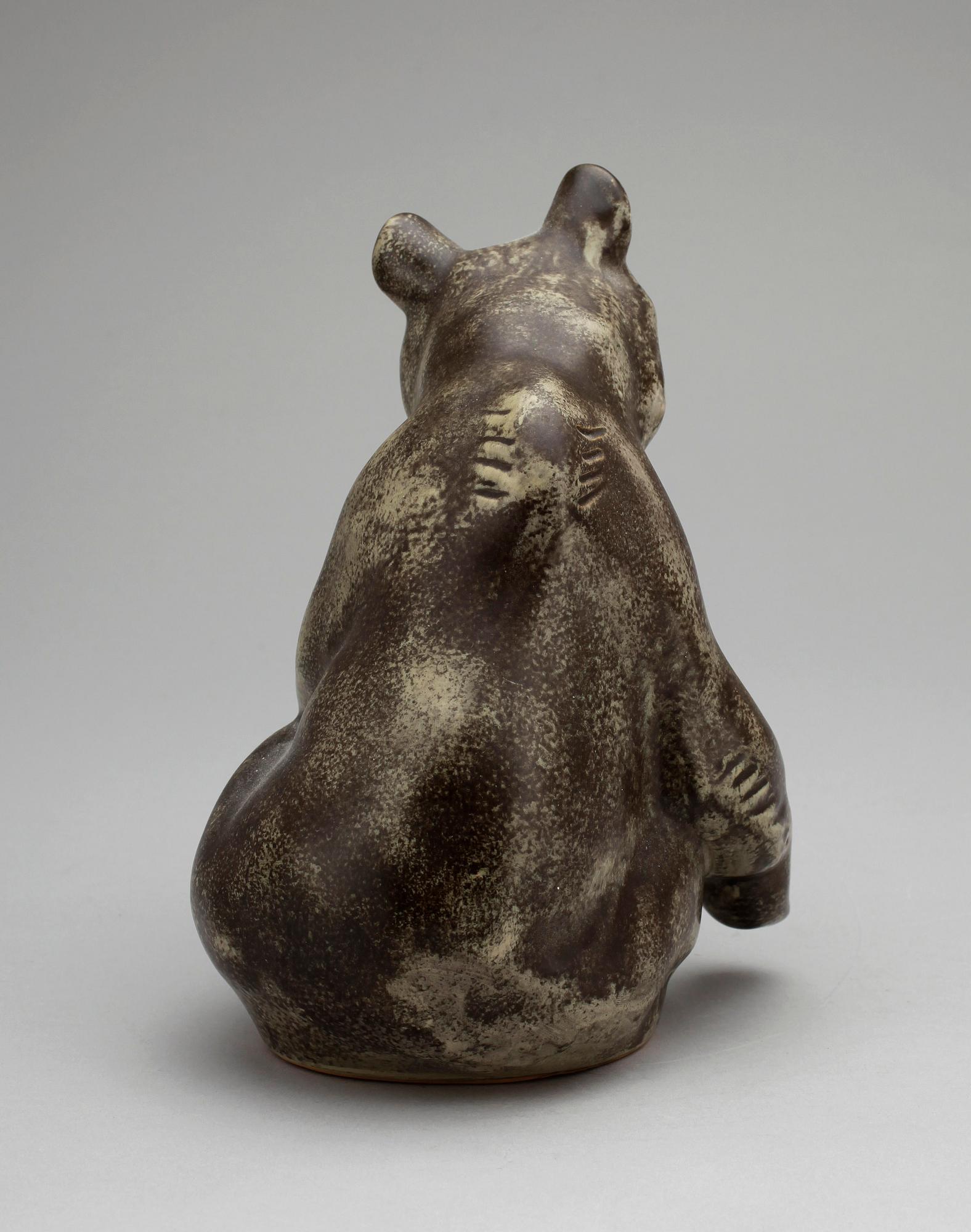 FIGURIN, lergods, tillskriven Knud Khyn bär otydl sign.