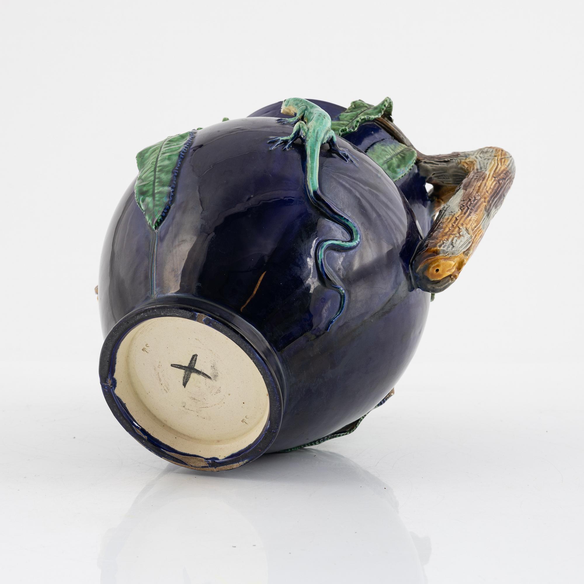 A ceramic urn, late 19th century.