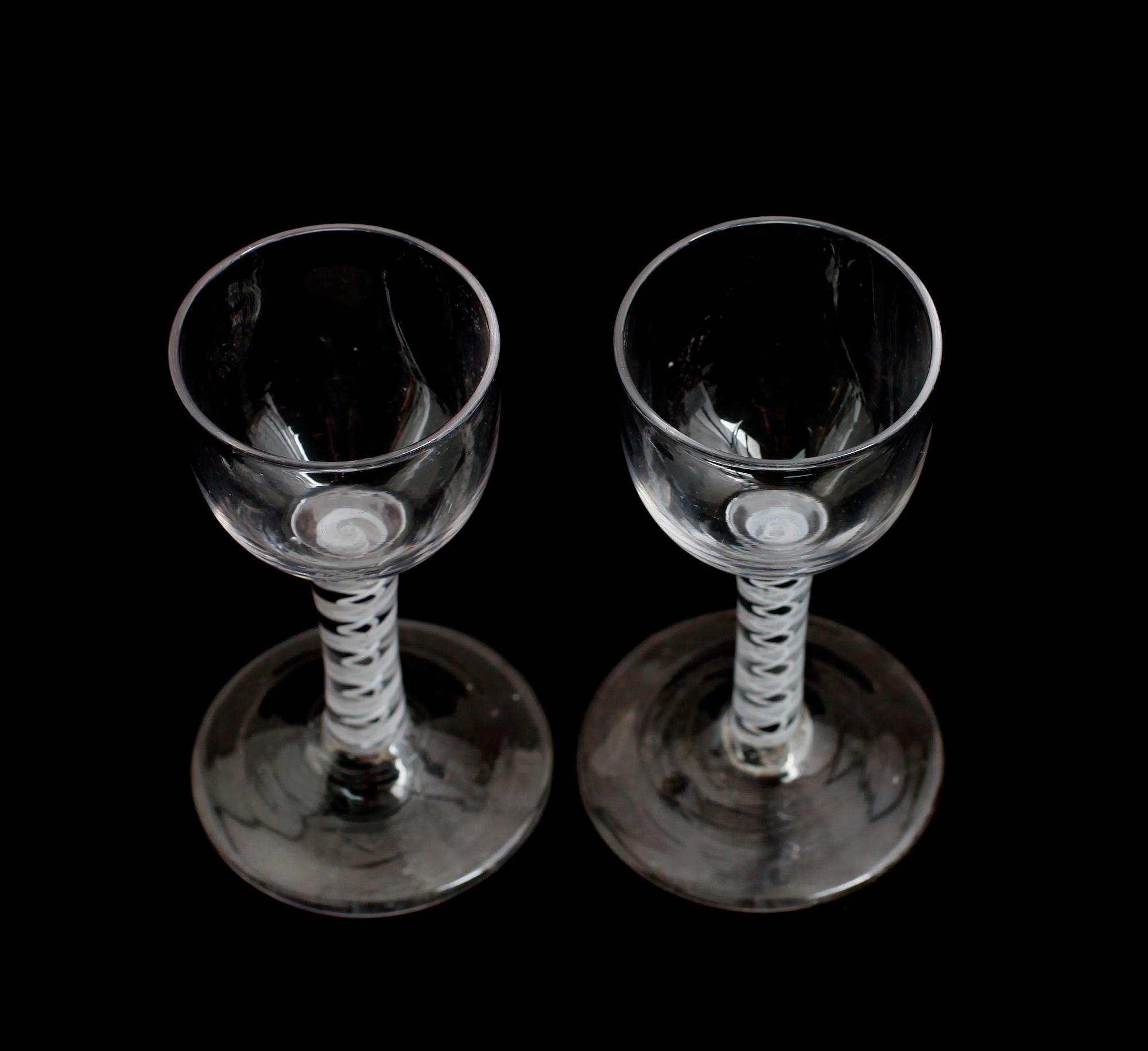 VINGLAS, 2 st, sannolikt England, 1700-/1800-tal.