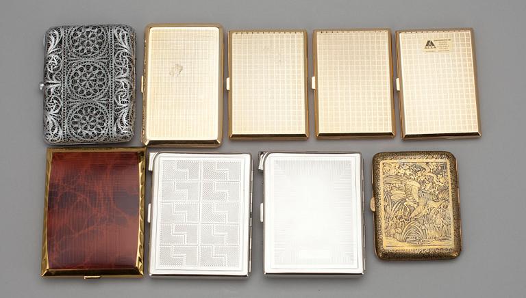 CIGARETTETUIER, 9 st, bl.a. mässing samt vitmetall, 1900-tal.