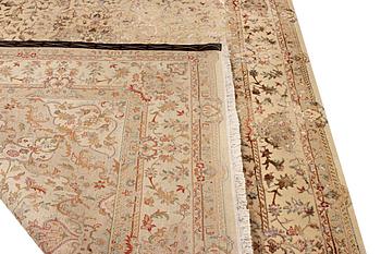 A Tabriz carpet, part silk, c. 311 x 199 cm.