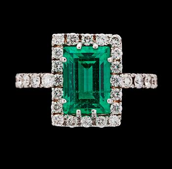 1009. A step cut emerald, app, 2.80 cts, and brilliant cut diamond ring, tot. app. 0.70 cts.