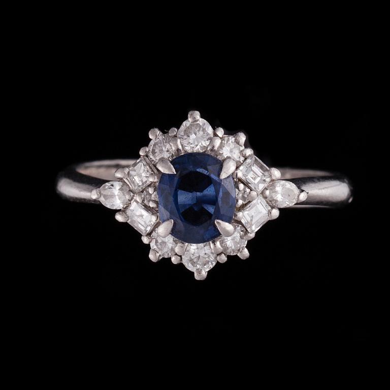 RING, platina, safir, diamanter. Vikt ca 4,3 g.