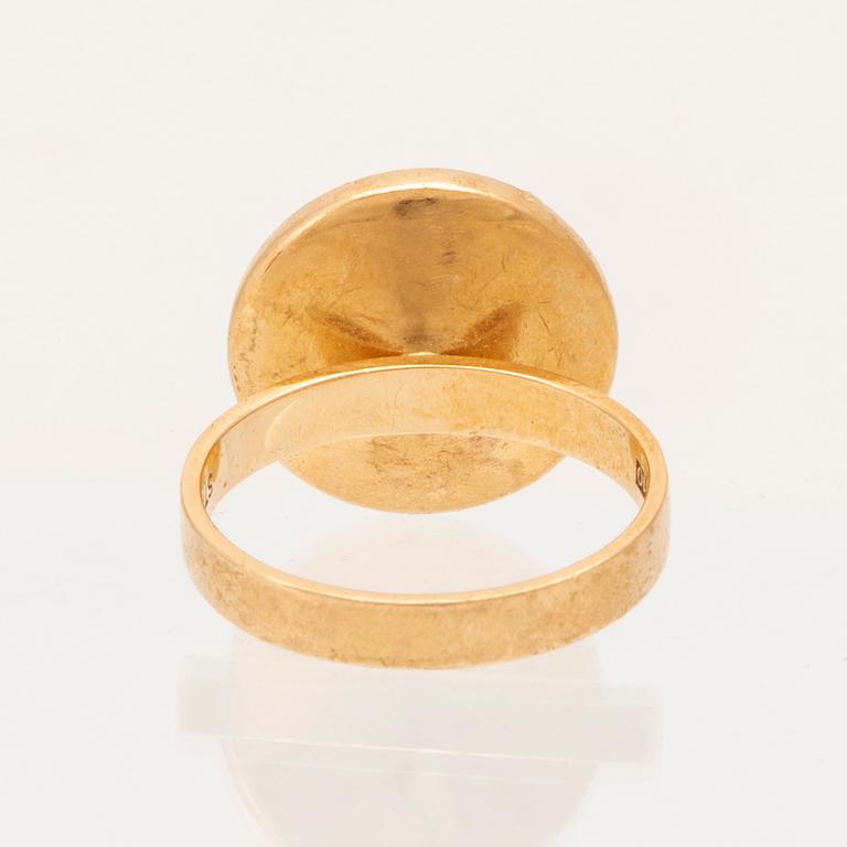 Ateljé Stigbert, ring 18K guld med cabochonslipad grön sten troligen nefrit, 1975.