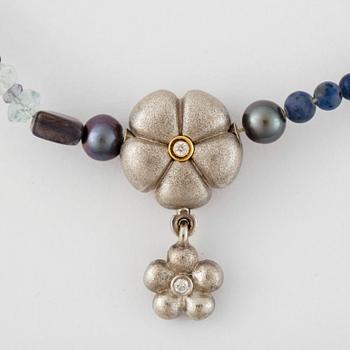 COLLIER, Ole Lynggaard, pärlor, lås med berlock 18k vitguld med 3 briljantslipade diamanter.