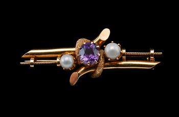 420. A BROOCH, Amethyst, pearls, 18K gold. Finland late 1800 s.  Weight 7,4 g.