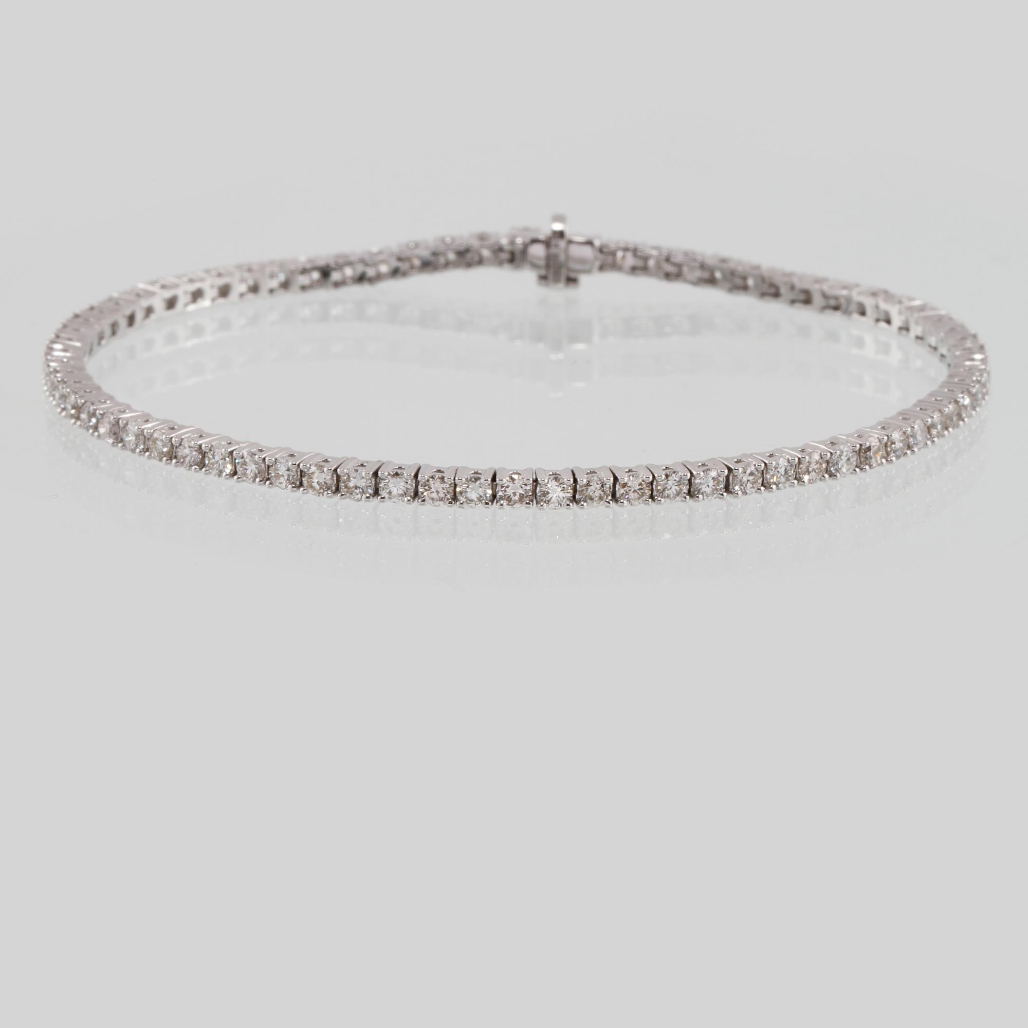 ARMBAND, 18K vitguld med 72 briljantslipade diamanter, totalt ca 3.01 ct. Vikt 10 g.