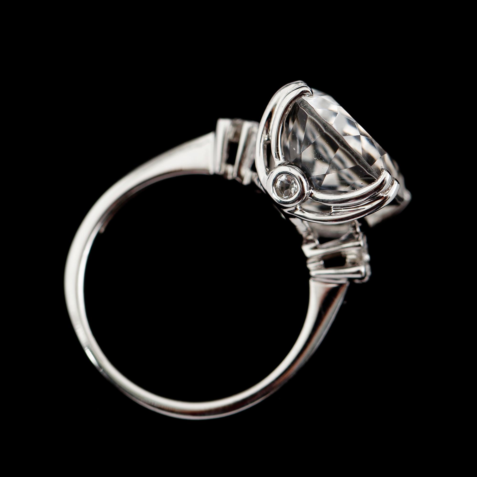 RING, 14 k vitguld, oval fasettslipad kvarts och 10 briljantslipade diamanter totalt ca 0.05 ct.
