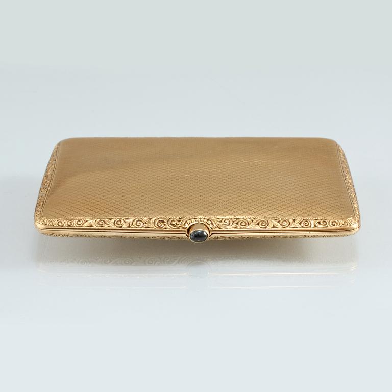 CIGARETTETUI, 14K guld med cabochonslipad safir. Vikt 92,9 gram.