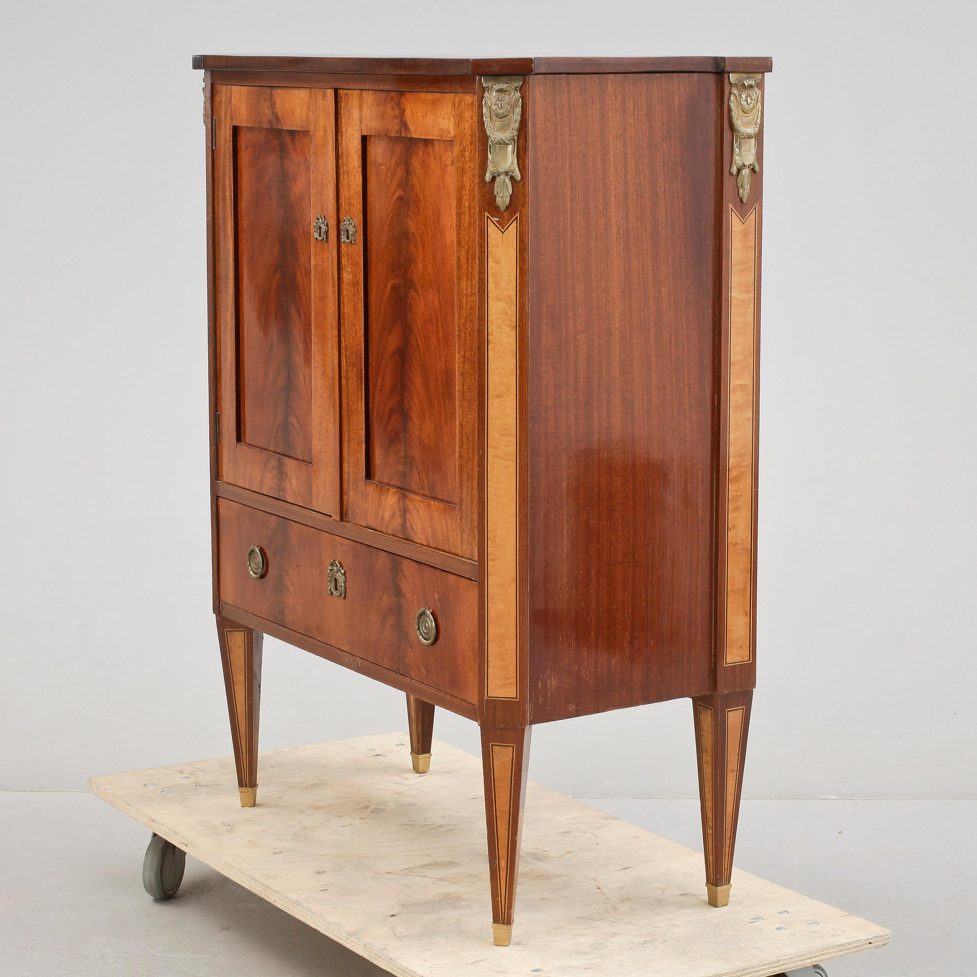 SKÅP, sengustaviansk stil, tidigt 1900-tal.