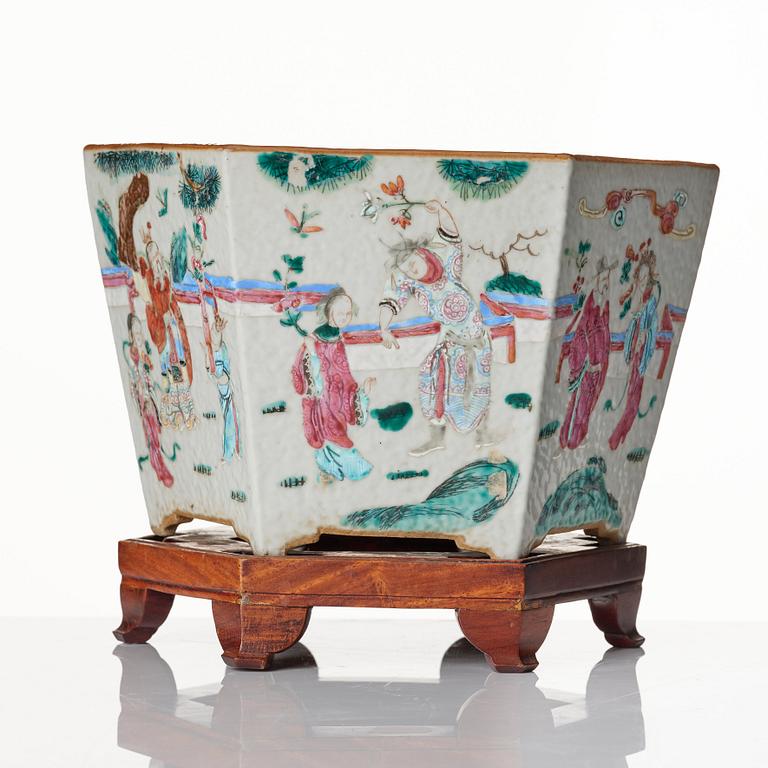 A large famille rose flower pot, Qing dynasty, 19th Century.