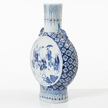 A blue and white moon flask, Qing dynasty, 19th century.
