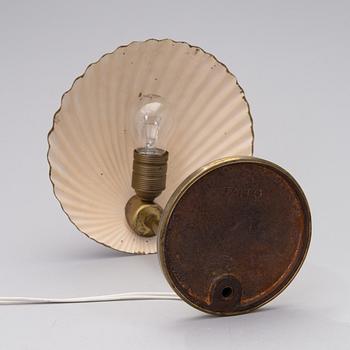 A 5321 desk lamp, "Shell", manufactured by Taito Oy. Designed in 1938/39.