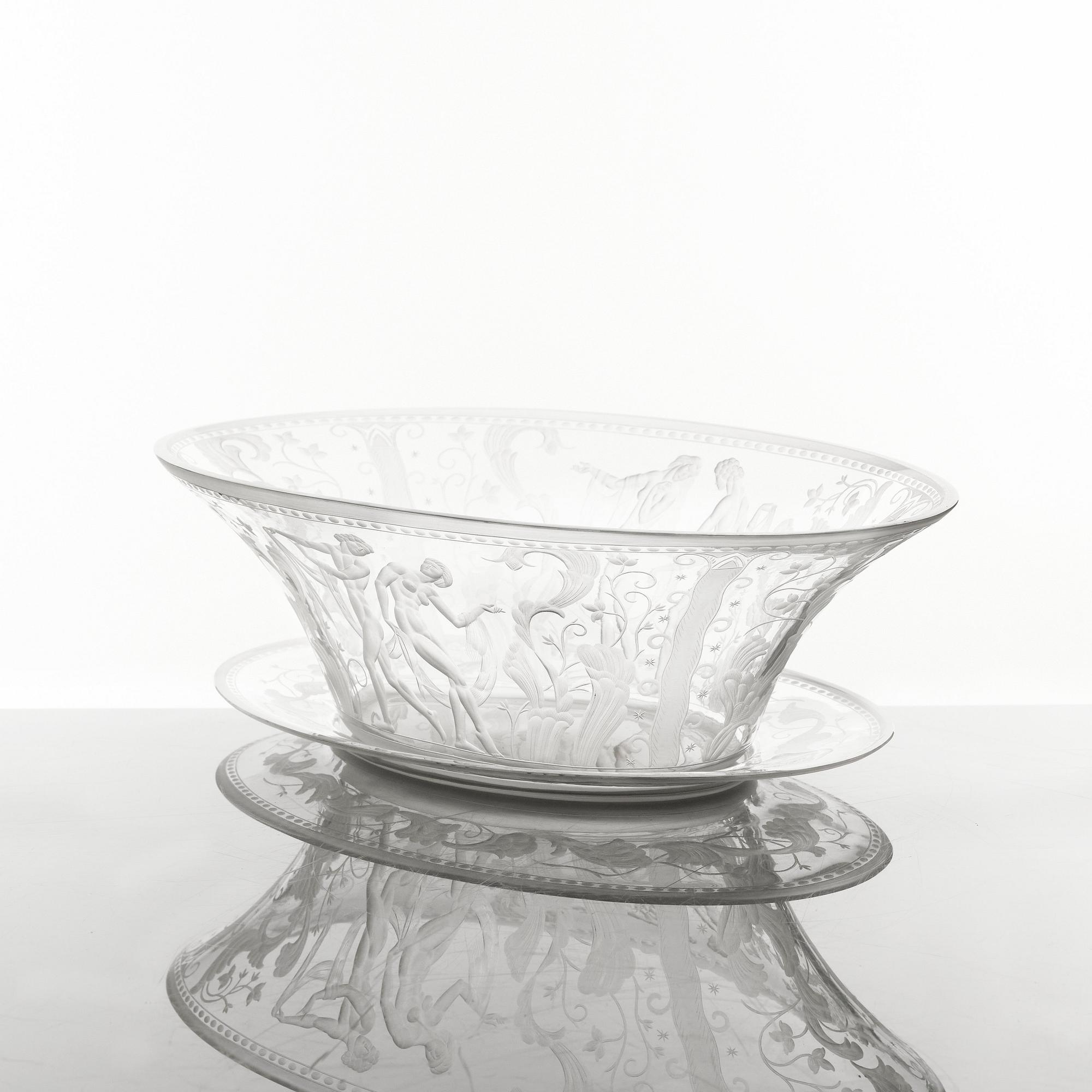 Simon Gate, an engraved Swedish Grace glass bowl on a plate, Orrefors, Sweden 1925, model 147.