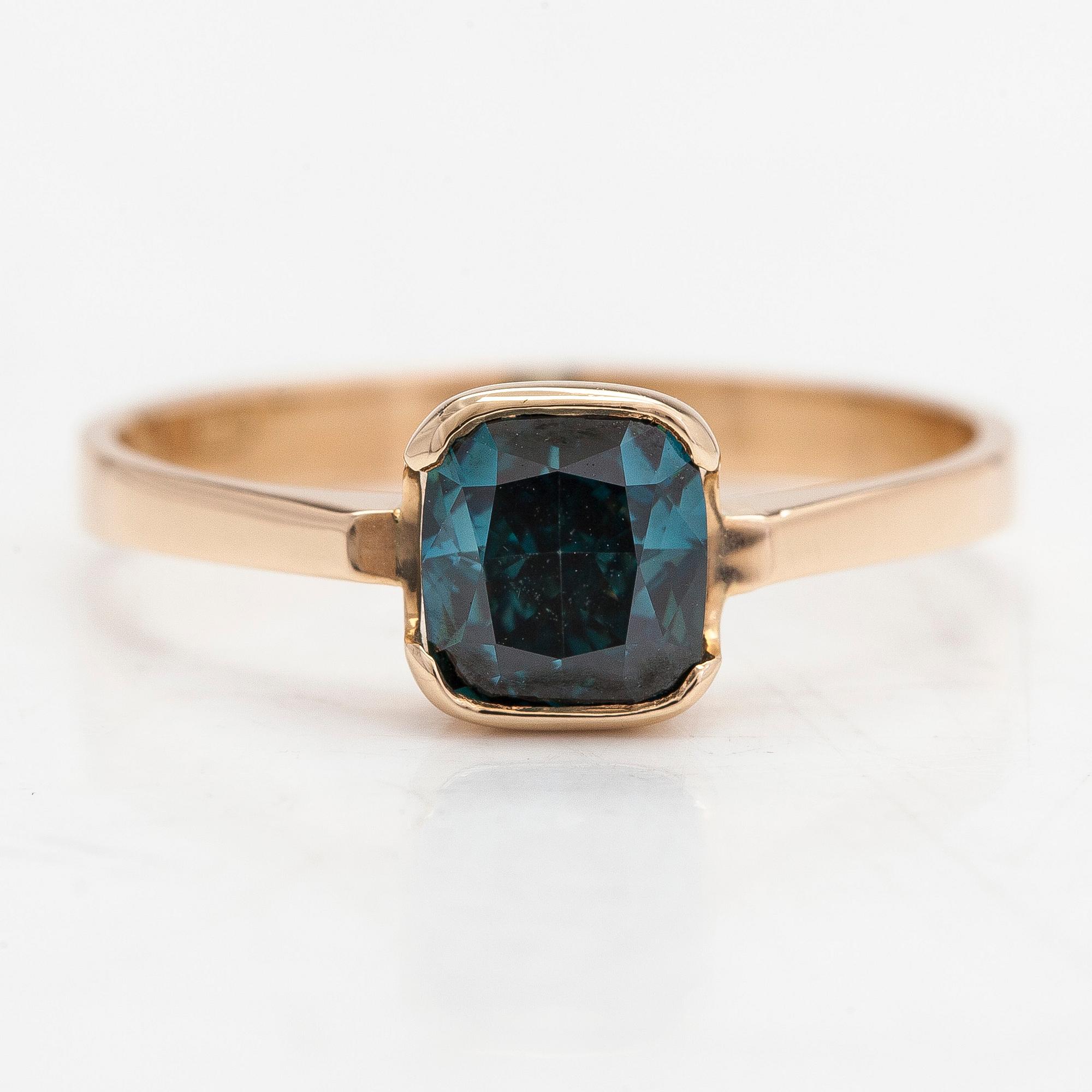 Ring, 14K guld, med en kuddslipad modifierad diamant ca 1.13 ct. Med IGI certifikat.