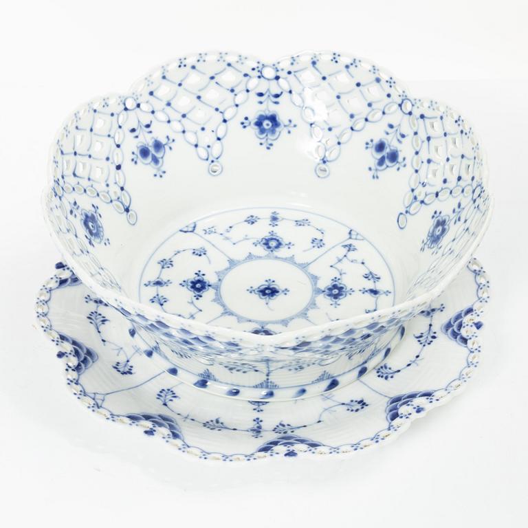 Royal Copenhagen, A 'Musselmalet Full Lace' bowl on a dish, Denmark 1942 and around the year 1900.